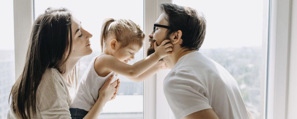 Familia con niña pequeña en asuntos de derecho civil, filiación y custodia