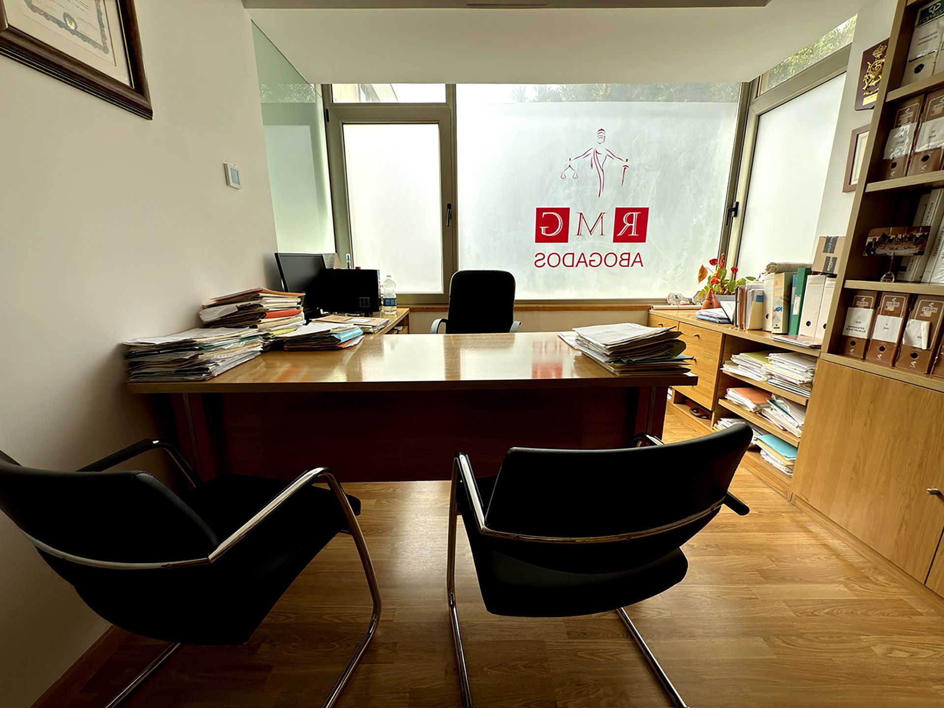 Vista del despacho con estantería y documentos legales RMG Abogados Cádiz