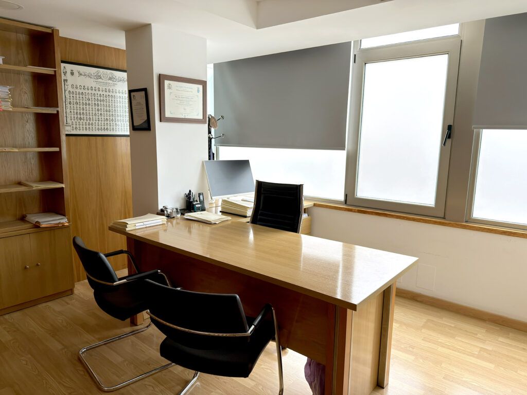 Interior de la oficina con iluminación cálida y diseño funcional