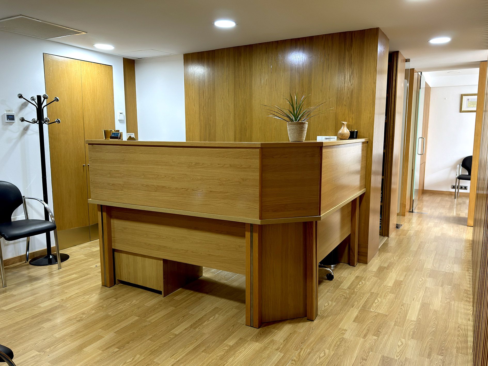 Recepción del bufete con mostrador de madera y zona de espera